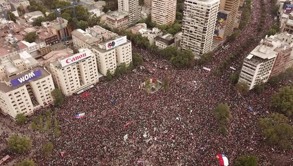 Fotografía aérea que muestra a cientos de miles de manifestantes reunidos el 26 de octubre en la llamada "marcha más grande de Chile". Foto: EFE