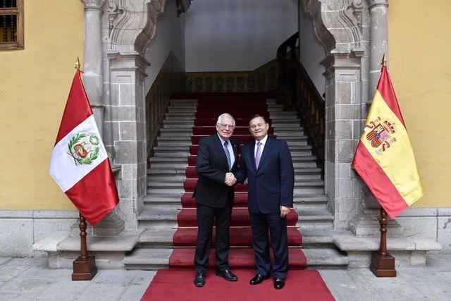 El canciller peruano Néstor Popolizio se reunió en su despacho con el ministro de Asuntos Exteriores, Unión Europea y Cooperación de España, Josep Borrell. (Foto: Twitter @CancilleriaPeru)