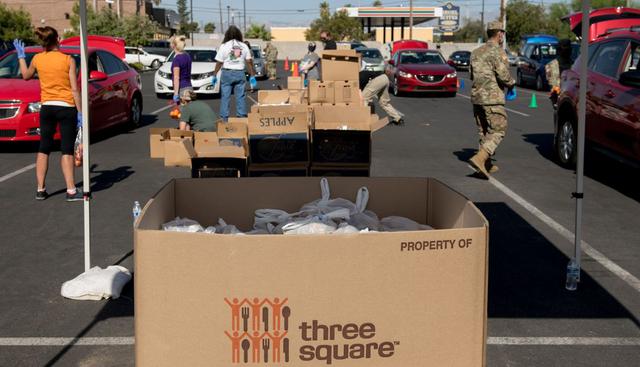 Three Square ofrece comida para llevar en los exteriores del hotel y casino Palace Station en Las Vegas, Nevada. (AFP / Bridget BENNETT).