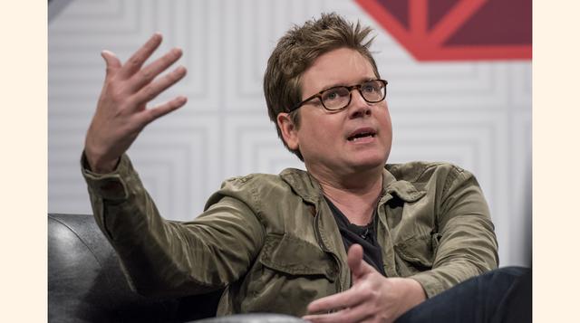 Biz Stone, cofundador de Twitter, Medium y Jelly. Con muchos negocios exitosos, conduce un Volkswagen Golf y no está interesado en comprar un auto lujoso. Durante muchos años vivió de asistencia social del Estado y con problemas en sus tarjetas de crédito