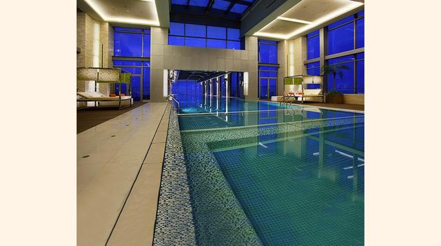 Holiday Inn Shangai, en Shangai. La piscina tiene más de 30 metros de largo y es la primera de este tipo construida en China. (Foto: Forbes)