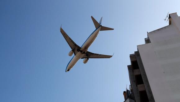 La industria aérea dice que volar es seguro y señala un reporte financiado por el sector que halló que el riesgo de contagio en los aviones es muy bajo si todo el mundo usa mascarilla. (Foto: AP)