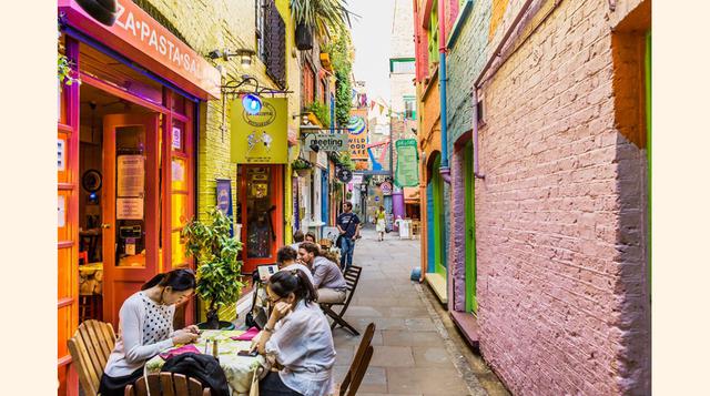 Neal's Yard (Londres). Que Londres tiene más de una calle destacable es un hecho, pero quizás la más pintoresca y llena de vida sea la pequeña pero matona Neal's Yard, situada en Covent Garden entre Shorts Gardens y Monmouth Street. Un oasis art