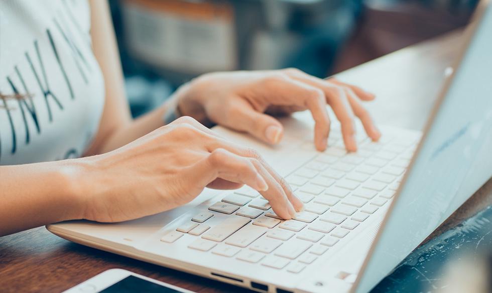 Foto 2 | Confirmar datos de la empresa. Si se va a solicitar un préstamo, verificar que la empresa esté debidamente registrada: teléfono, dirección y RUC de la organización. Es importante confirmar que la empresa y los representantes legales no estén reportados negativamente en las Centrales de Riesgo. (Foto: iStock)