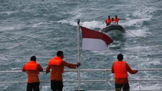 Clima frustra esfuerzos de buzos por rescatar cadáveres de avión AirAsia que cayó al mar
