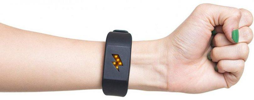 La pulsera Pavlok emite una descarga de 350 voltios cuando reproduces uno de tus malos hábitos.