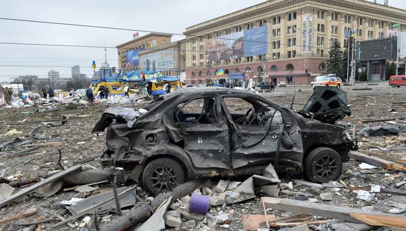 Una vista de la plaza fuera del ayuntamiento local dañado de Kharkiv el 1 de marzo de 2022, destruido como resultado del bombardeo de las tropas rusas. (Foto de Serguéi BOBOK / AFP)