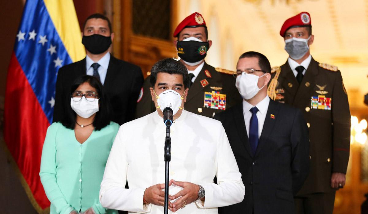 El ilegítimo presidente venezolano Nicolás Maduro durante un mensaje televisado en medio de la pandemia de coronavirus, en el Palacio Presidencial de Miraflores en Caracas. (Foto: AFP/Zurimar Campos)
