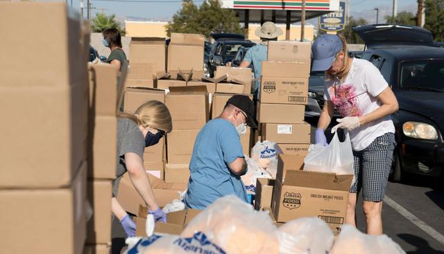 Las donaciones se preparan mientras cientos esperan en sus autos en los exteriores del Palace Station Hotel and Casino en Las Vegas, Nevada. (AFP / Bridget BENNETT).