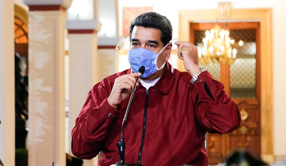 El presidente de Venezuela, Nicolás Maduro, usando una máscara facial mientras hace un anuncio televisado sobre la pandemia mundial de coronavirus COVID-19, en Caracas. (Foto: AFP)