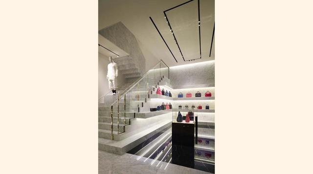 Otros elementos incluyen una escalera de mármol de una pieza y una instalación colgante de los artistas contemporáneos Takeo Hanazawa y Takao Togashi. (Foto: Megaricos)