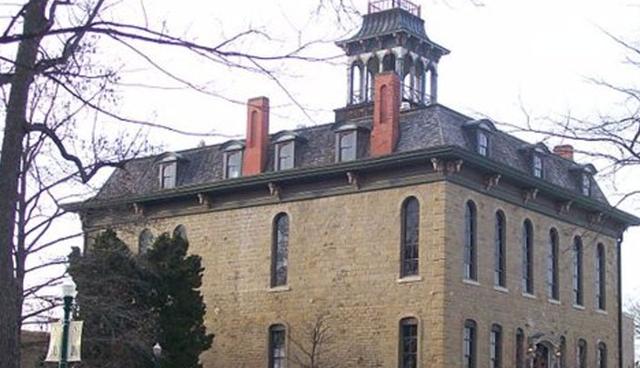 FOTO 17 | Kansas - Universidad de Baker. Costos de matrícula, alojamiento, comida y otros costos, 2016-17: US$ 42,340. Precio promedio pagado por un estudiante con ayuda / beca, 2015-2016: US$ 21,680

Ubicación: Baldwin City, KS. Sector: privado sin fines de lucro. Número de estudiantes: 2,726. (Foto: Wikimedia Commons)