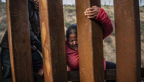 La frontera entre EE.UU. y México ha sido testigo de cientos de casos en los que migrantes -muchos de ellos viajaban en caravanas- intentaron cruzar hacia el lado norte siendo detenidos o reprimidos por las fuerzas de control.(Imagen referencial: AP).