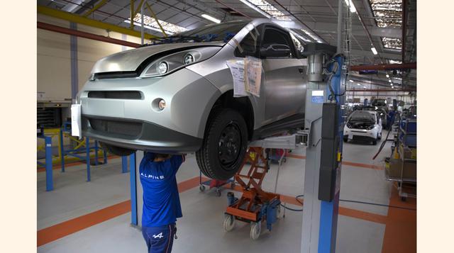 Empleados de Renault trabajan en la línea de montaje de automóviles de Bluecar. (foto: Reuters)