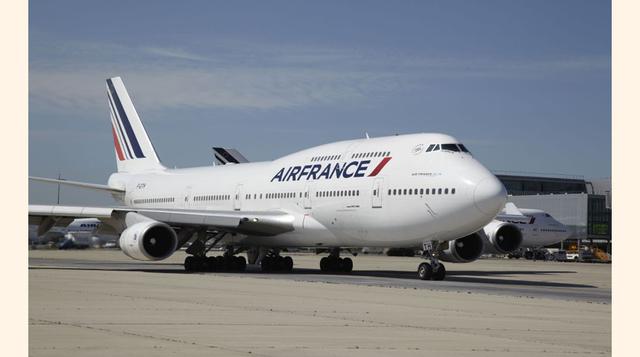 Boeing 747-400. Cuenta con una capacidad de 524 pasajeros en configuración de dos clases típica y 416 en una configuración de tres clases. El avión es propulsado por cuatro motores General Electric. Puede alcanzar una velocidad máxima de crucero de 913 km