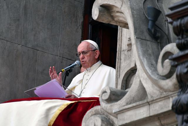 FOTO 27 | "Trabajen para la unidad, no se queden presos de divisiones que parcializan y reducen la vocación a la que hemos sido llamados", les indicó. EFE