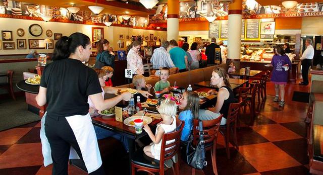 FOTO 9 | 9. Yelp. Si te gusta comer, y hacerlo bien, Yelp no puede faltar en tu teléfono. Esta aplicación móvil te permite saber cuáles son los restaurantes cercanos a tu ubicación, filtrar por distancia y precio, leer una descripción del sitio, saber si disponen de wifi gratis, conocer los horarios de apertura y cierre o ver las opiniones de otros usuarios que han comido ahí.