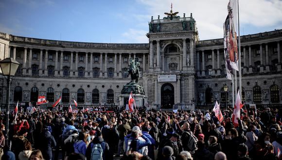 Manifestantes en Viena, Austria, protestan contra las medidas de sus autoridades. (Protestas, Viena) EFE/EPA/CHRISTIAN BRUNA
