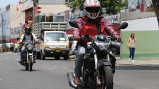 Motociclistas protestan en el Campo de Marte contra norma que prohíbe a dos personas viajar en moto lineal