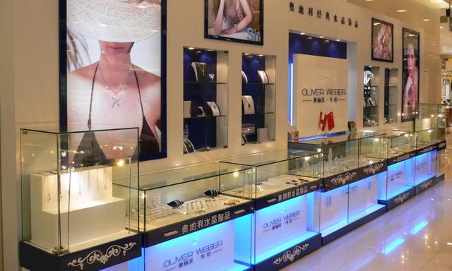 La marca austriaca de joyería, bisutería y accesorios, Oliver Weber, planea llegar al interior del país entre este año y el 2018, con puntos de venta en centros comerciales. Así lo adelantó el socio de la empresa que representa la marca en Perú y Chile, D