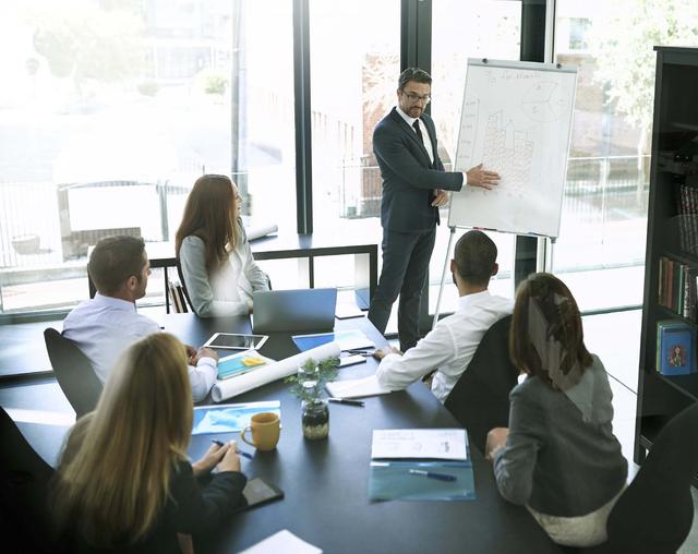 FOTO 4 | 4) Ser principales garantes de los valores de las organizaciones que representan. Cada vez la sociedad muestra una mayor repulsa hacia ciertos sectores, como la banca, a raíz de los escándalos de los últimos años. La crisis ha corrompido al entorno empresarial, y los altos directivos son los primeros interesados en reparar ese daño a su reputación y mostrar una imagen de compromiso y honestidad.