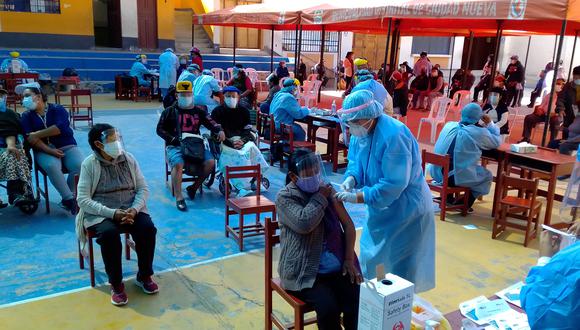 Actualmente en la región Tacna se vacuna a las personas mayores de 50 años y rezagados mayores de 60 años. (Foto archivo)
