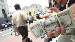 Tipo de cambio baja ante retroceso global del dólar