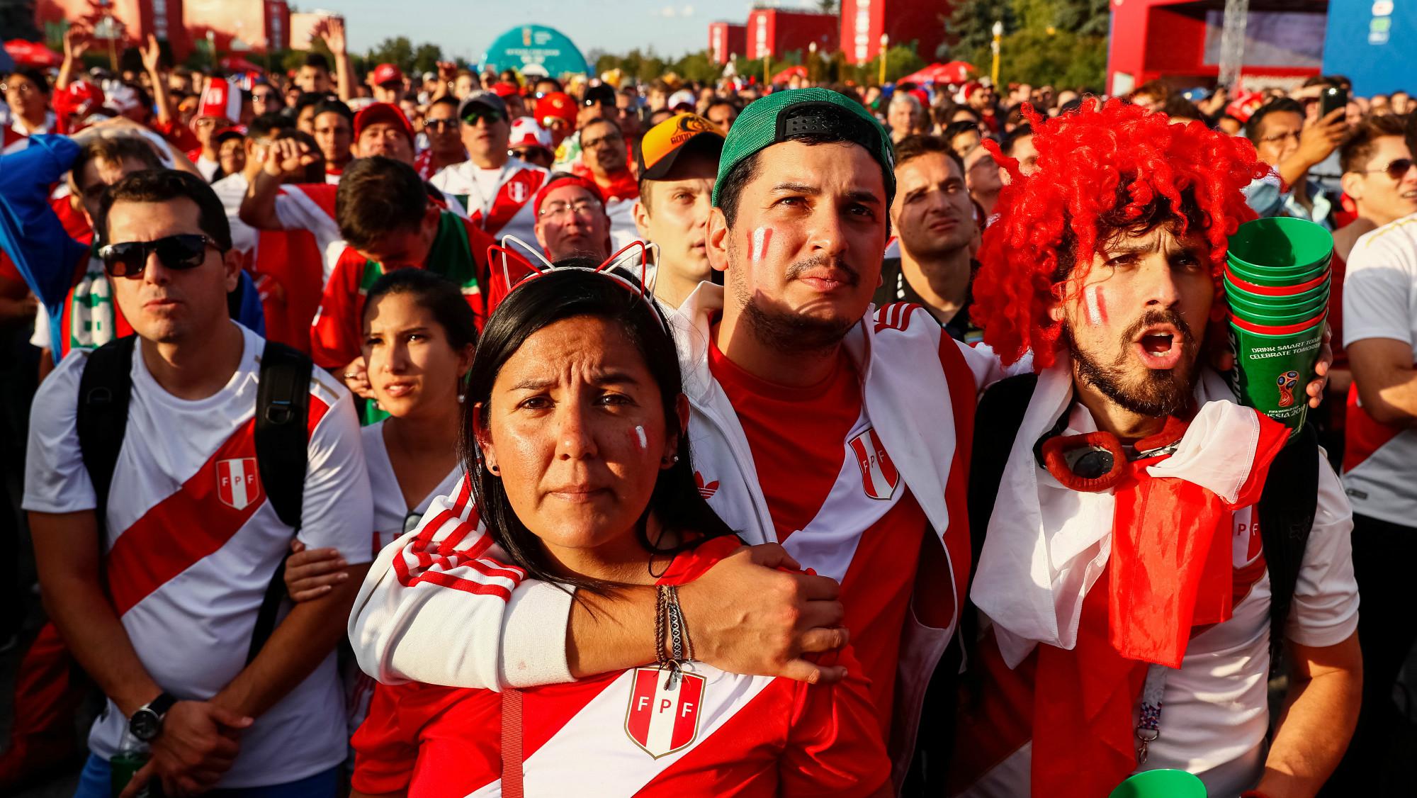 Hinchas peruanos alientan a la selección desde el fan fest de Moscú en Rusia 2018. (Foto: Reuters)