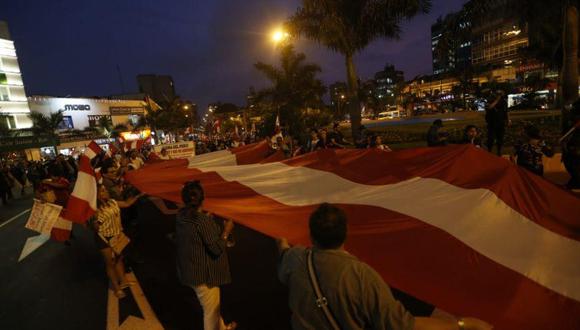 Con banderas y pancartas, muchos de los protestantes expresaron su rechazo contra Odebrecht por seguir operando en el Perú. (Foto: GEC/ Mario Zapata)