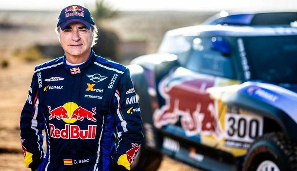 FOTO 1 | 300.- CARLOS SAINZ (ESP) - Mini buggy. El vigente campeón busca su tercer título para completar un triplete con tres coches diferentes, tras haber ganado con Volkswagen (2010) y Peugeot (2018). Ahora a bordo de un Mini, el madrileño, de 56 años, correrá su duodécimo Dakar y lo volverá a hacer con su compatriota Lucas Cruz como copiloto. (Foto: rtve.es)