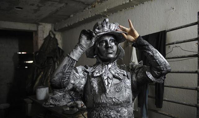 Mientras se maquilla, Estévez habla sin enfado: "No tengo pena decir que estudié Derecho y no lo quiero ejercer porque todo el mundo sabe por qué pasan estas cosas". Torres debió renunciar a uno de los mejores hospitales del país. "No fue u