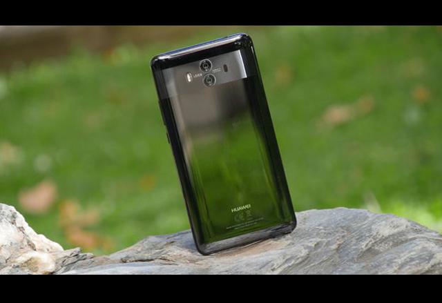 Foto 3 | Huawei P11.  Las dudas acerca de las características de los Huawei P11 son bastantes. El año pasado los P10 fueron presentados durante el MWC, justo pocas semanas antes de que el resto de fabricantes se desmarcasen con las pantallas sin marcos. La compañía china no quiere que eso vuelva a ocurrir, y quizás asuma ciertos riesgos en este lanzamiento.

La pantalla sin marcos con resolución QHD se da por descontada, así como algún tipo de tecnología de reconocimiento facial. En el Mate 10 también vimos chip Kirin neural, así que seguramente repitan SoC para estos dispositivos, al menos para el P11 y P11 Plus.

Por ahora, ni siquiera está confirmado que se vayan a llamar así, pues hay quien comenta que directamente lo nombrarán P20. Está por ver, aunque en cualquier caso lo verdaderamente importante será el potencial y el precio de los terminales.

Con 6 GB de RAM según algunos rumores, Android Oreo y certificación IP68, se trataría de mṕviles similares a los gama alta que triunfaron el año pasado y con algunos extras para convertirlos en competitivos ahora. Será uno de los mejores móviles de 2018 por diseño y porque puede que Huawei vuelva a apostar por precios más bajos que la competencia.