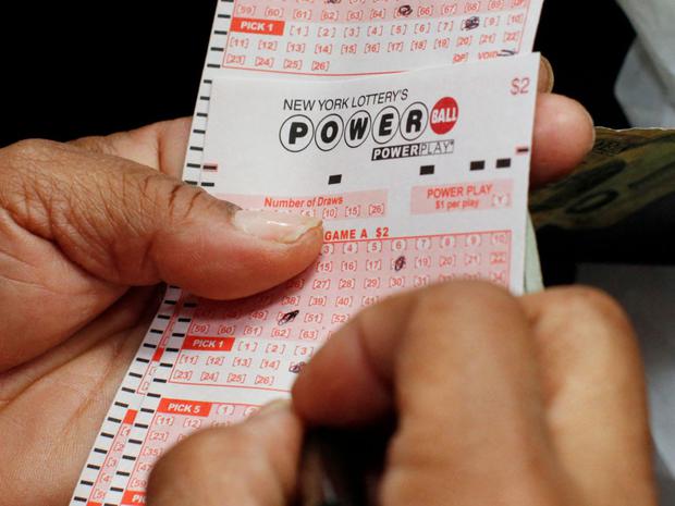 A woman buys a Powerball lottery ticket at a kiosk in New York on January 12, 2016 (Photo: AFP)