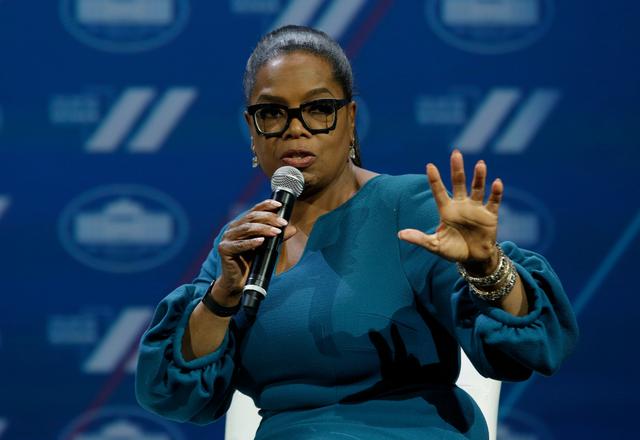 OPRAH WINFREY
Conductora; superestrella de la sindicación; gigante del branding; fundadora de Oprah Winfrey Network

Nelson Mandela me invitó a quedarme en su casa durante diez días. Al principio me sentí muy intimidada. Le había dicho a mi novio Stedman Graham: “¿De qué voy a hablar durante diez días y diez noches en la casa de Nelson Mandela?” Y Stedman dijo: “¿Por qué no intentas escuchar?” Así que cuando estuve allí, a mitad de mi visita con él, me sentí cómoda sentada, pasando el tiempo a su lado. En primer lugar, cuando vas a la casa de Nelson Mandela, ¿qué llevas? No puedes llevar una vela. Lo que yo quería era llevarle algo que fuera valioso. Un día mientras hablábamos, empezamos una conversación sobre una nota de un periódico: la pobreza y cómo cambiarla. Y le dije: “La única manera de cambiar la pobreza es a través de la educación, y un día me gustaría construir una escuela en Sudáfrica”. Y él dijo: “¿Quieres construir una escuela?” Se levantó y llamó al ministro de Educación. Esa misma tarde tuvimos en una reunión y hablamos sobre construir una escuela.
