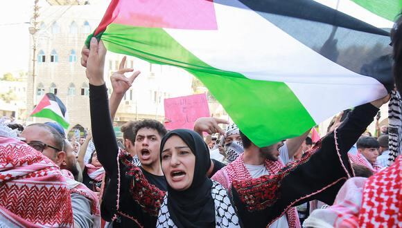 Un manifestante ondea la bandera palestina durante una manifestación en Ammán el 13 de octubre de 2023. (Foto de Khalil MAZRAAWI / AFP)