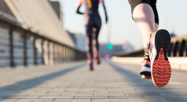FOTO 9 | 9. Realizar actividades físicas o deportes
La presión causa tensión que debe liberarse realizando ejercicio antes o después de la jornada laboral, al menos dos o tres veces por semana.
La gimnasia aeróbica, las artes marciales y las actividades relajantes como yoga o meditación, te ayudarán a liberar el estrés acumulado durante el día. (Foto: Freepik)