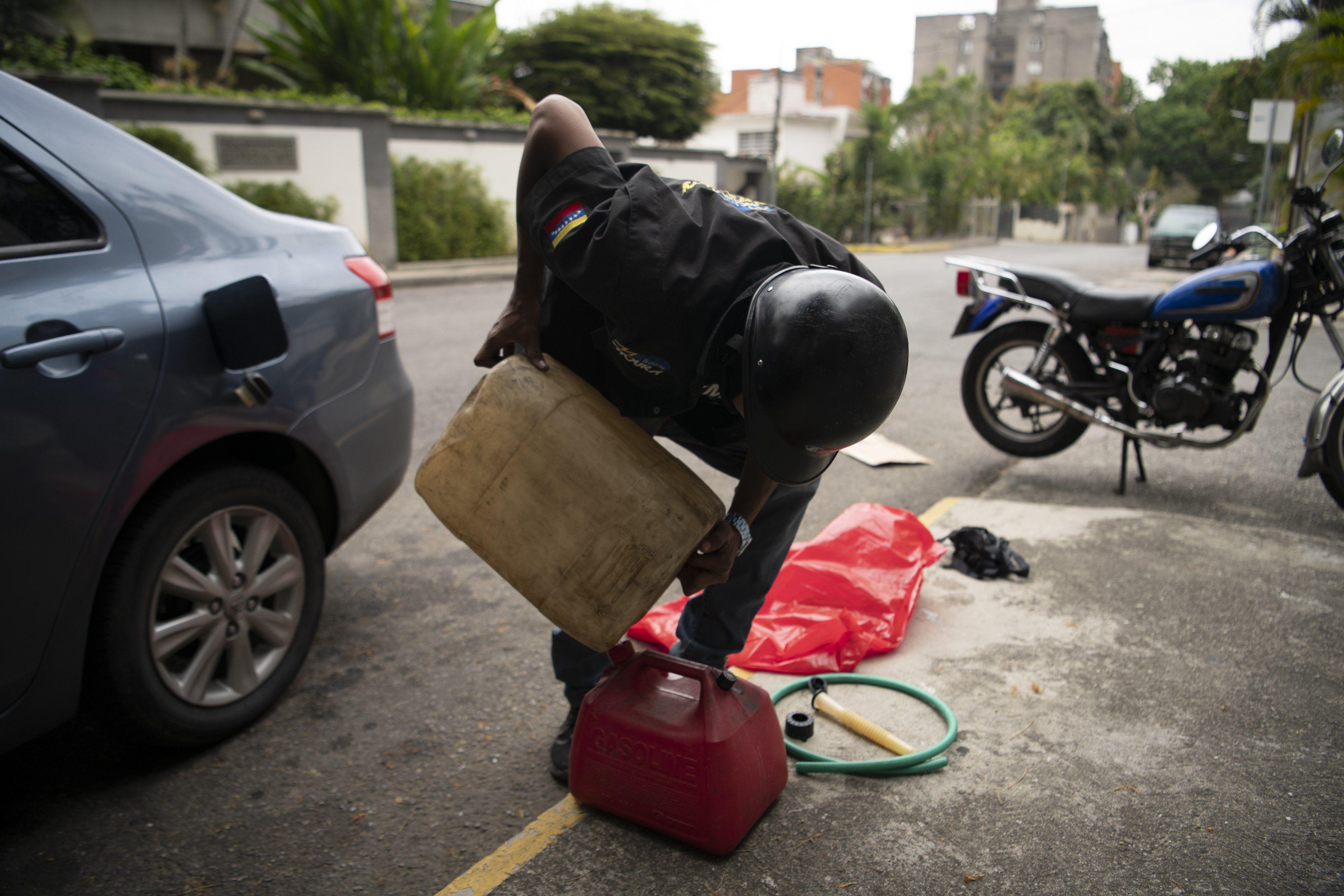 A pesar del envío, las autoridades mantienen el despacho de 30,000 bpd de gasolina únicamente para unas 250 estaciones a nivel nacional, de un total de 1,576 operativas. (Foto: Carlos Becerra / Bloomberg).