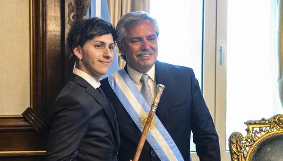 Dyhzy junto a su padre, el mandatario argentino, Alberto Fernández. (Foto: AFP)