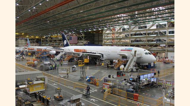 FOTO 18 | En una plataforma de la segunda planta, podemos tener una vista aérea de la instalación de producción. Aquí hay un Dreamliner que se dirige a Aeroméxico.
