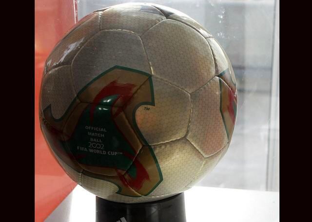 FOTO 16 | 16. Fevernova (Corea y Japón 2002) Su nombre junta las palabras 'fiebre', que provoca la Copa del Mundo a los aficionados, y 'nova', que se refiere a las estrellas, muy brillantes pero durante un tiempo breve.​ El balón disponía de tres capas tejidas que le dieron mayor precisión a la trayectoria tras el golpeo. (Foto: ADIDAS FEVERNOVA - WIKIMEDIA COMMONS)