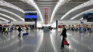 El control electrónico de pasaportes vuelve a funcionar en los aeropuertos británicos
