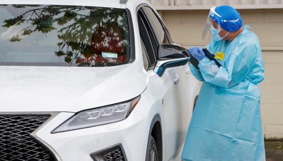 Archivo. Un trabajador de la salud realiza una prueba en un centro de pruebas de coronavirus COVID-19 en el suburbio de Northcote, en Auckland el pasado 12 de agosto de 2020. (DAVID ROWLAND / AFP)