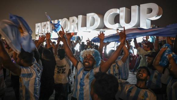Los fanáticos de la selección argentina se congregan en la zona costera de Doha, Qatar, el viernes 18 de noviembre de 2022.
