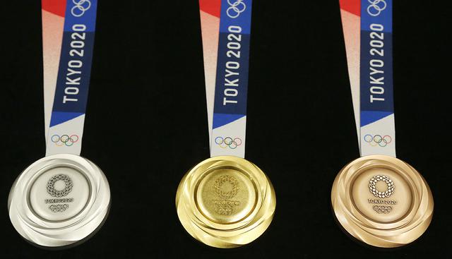 Tokio 2020 reveló las medallas, hechas con material reciclado, que se entregarán en los próximos Juegos Olímpicos. (Foto: AP)