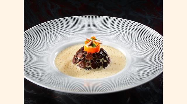 Restaurant de l’Hôtel de Ville (Crissier, Suiza). Dirigido por el chef Benoît Violer y con tres estrellas Michelin, ofrece un menú degustación en diez tiempos por US$ 773 para dos personas.