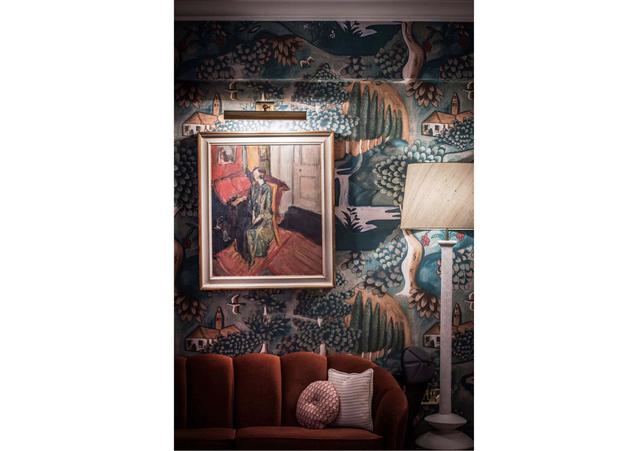 FOTO 15 | The Bloomsbury, Reino Unido
En el West End londinense hay un vergel: una frondosa terraza (la Dalloway), unas paredes con papel pintado que invitan a soñar y unas banquetas de terciopelo color esperanza donde sentarse a tomar un cóctel como en los viejos tiempos. Está en un edificio recién remodelado de ladrillo rojo de los años 30, diseñado por el arquitecto Sir Edwin Lutyens.Vuelve a la carga con el mismo aire british sofisticado y la misma ubicación, en el meollo de la vida teatral y cultural londinense. LO+HOT es hot por definición, porque es sin duda la gran reapertura del año en Londres.