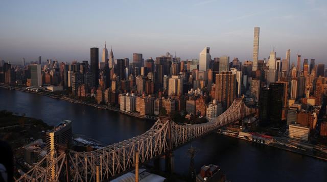 La luz del amanecer ilumina el Puente Queensboro. (Foto: Reuters)