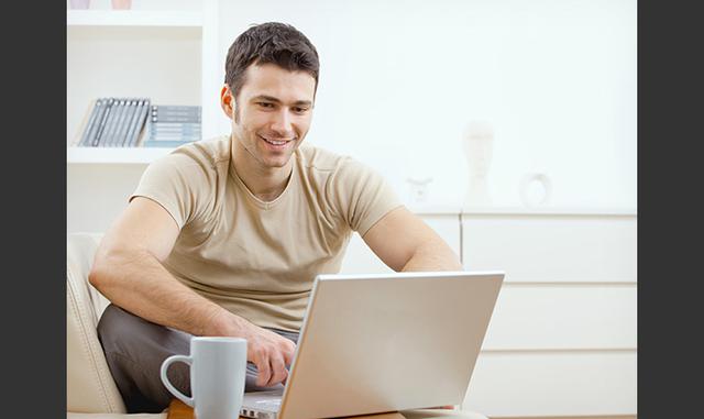 Foto 4 | Christopher Starr, profesor de oftalmología en el Weill Cornell Medical College de Nueva York, Estados Unidos, dice que el tiempo excesivo frente a la pantalla afecta a nuestros ojos."Algunos pasamos hasta nueve horas al día usando dispositivos con pantallas. Puede ser agotador", escribió en el blog de la firma especializada en desintoxicación digital Time To Log Off (Hora de desconectarse).Para ello, Starr sugiere aplicar una norma llamada 20-20-20, es decir, por  cada 20 minutos que pases ante una computadora o dispositivo móvil, mira hacia un objeto que esté a 20 pies (6 metros) de distancia durante 20 segundos o más. Y deja que los músculos del ojo se relajen.