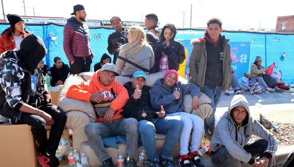 Inmigrantes posan en un sofá donado por nativos de El Paso dispuesto en una calle donde pasarán la noche cerca de un albergue hoy, en El Paso (EEUU). (Foto: EFE/Octavio Guzmán)