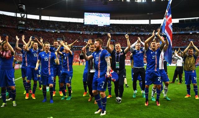 FOTO 10 | Ritual. Cada vez que un nuevo jugador es llamado para integrar el equipo principal, debe superar una dura prueba: pararse sobre una silla y cantarle una canción al resto de sus compañeros.